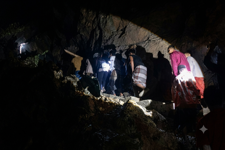 Cerita Warga Harus Menandu Pasien Naik Gunung demi ke Puskesmas di Kepulauan Sumenep
