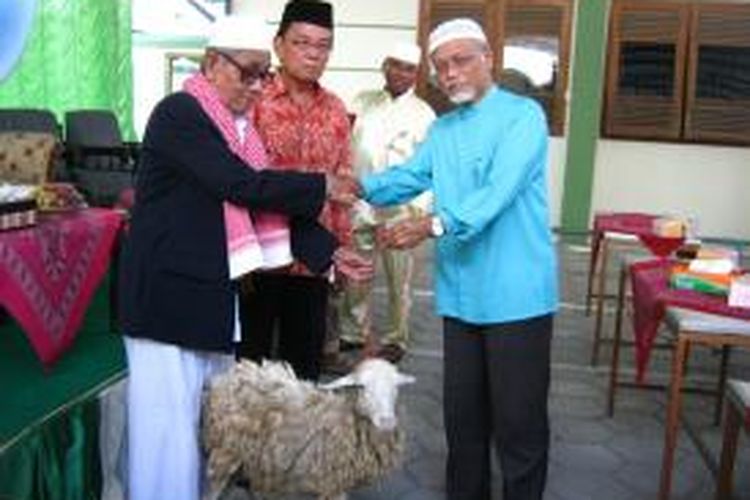 Perwakilan Muslim Singapura saat menyerahkan bantuan domba kurban