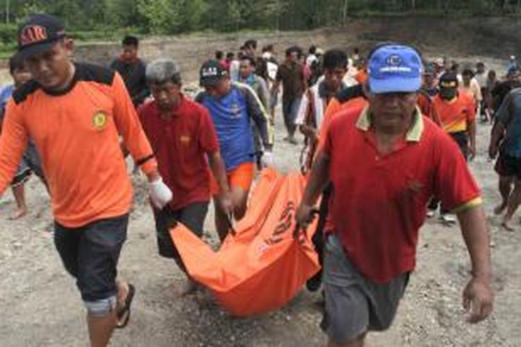 Tim SAR dan warga desa Celep, Nguter, Sukoharjo, membawa jasad Widodo, guru silat yang tewas tenggelam di sebuah kubangan galian tambang usai menyelamatkan muridnya, Jumat (18/12/2015). 