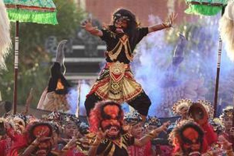 Lomba Tabuh Baleganjur antar SMP dan SMA se-Kabupaten Badung, Bali, dalam rangka festival seni dan budaya menyambut HUT ke-VIII Mangupura 2014. 