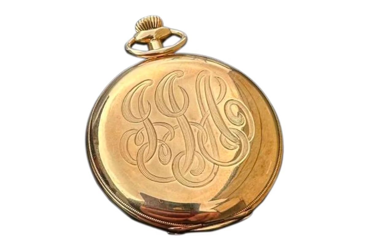 Jam saku dari emas milik John Jacob Astor, penumpang terkaya yang tewas bersama kapal Titanic