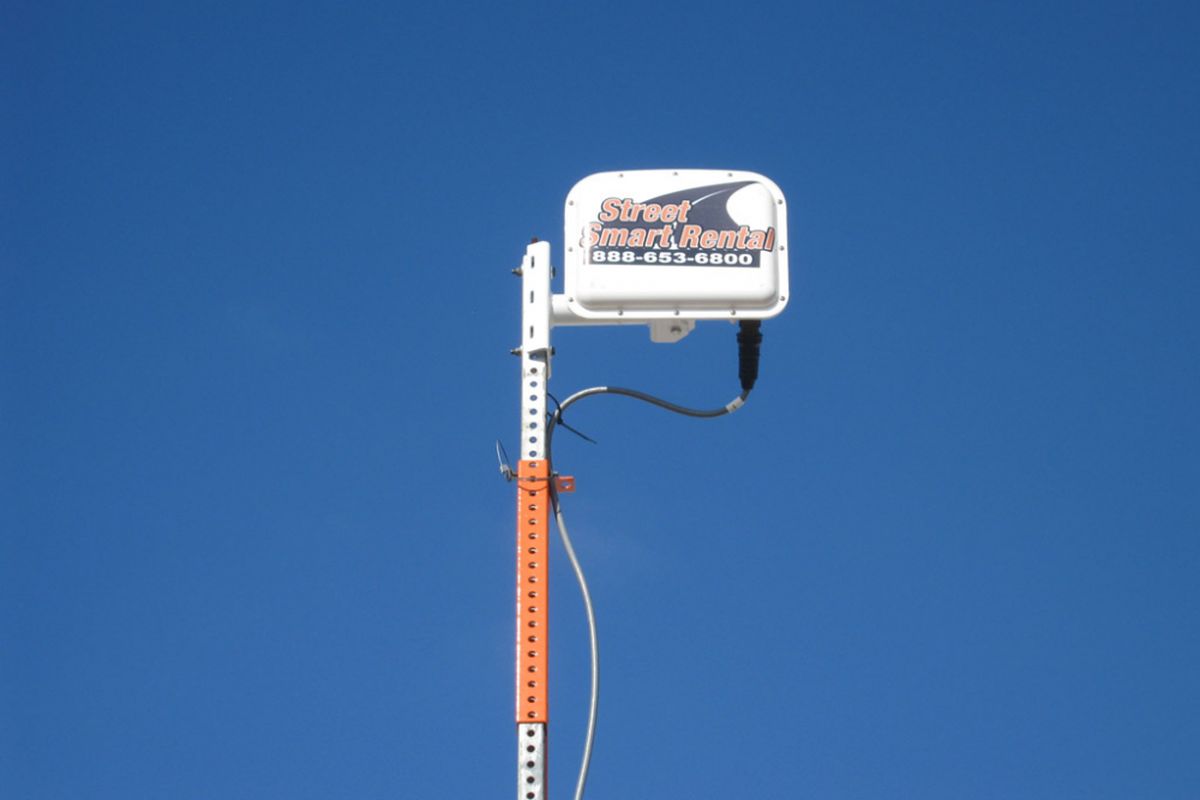 Penampakan Remote Traffic Microwave Sensor (RTMS® G4™).