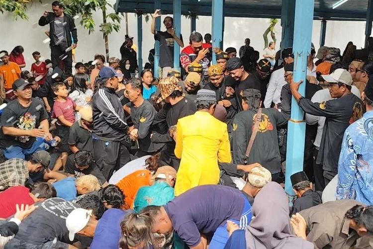 Sukacita Ricuh Tradisi Tawurji Keraton Kanoman di Cirebon, Berebut Uang Koin Keberkahan