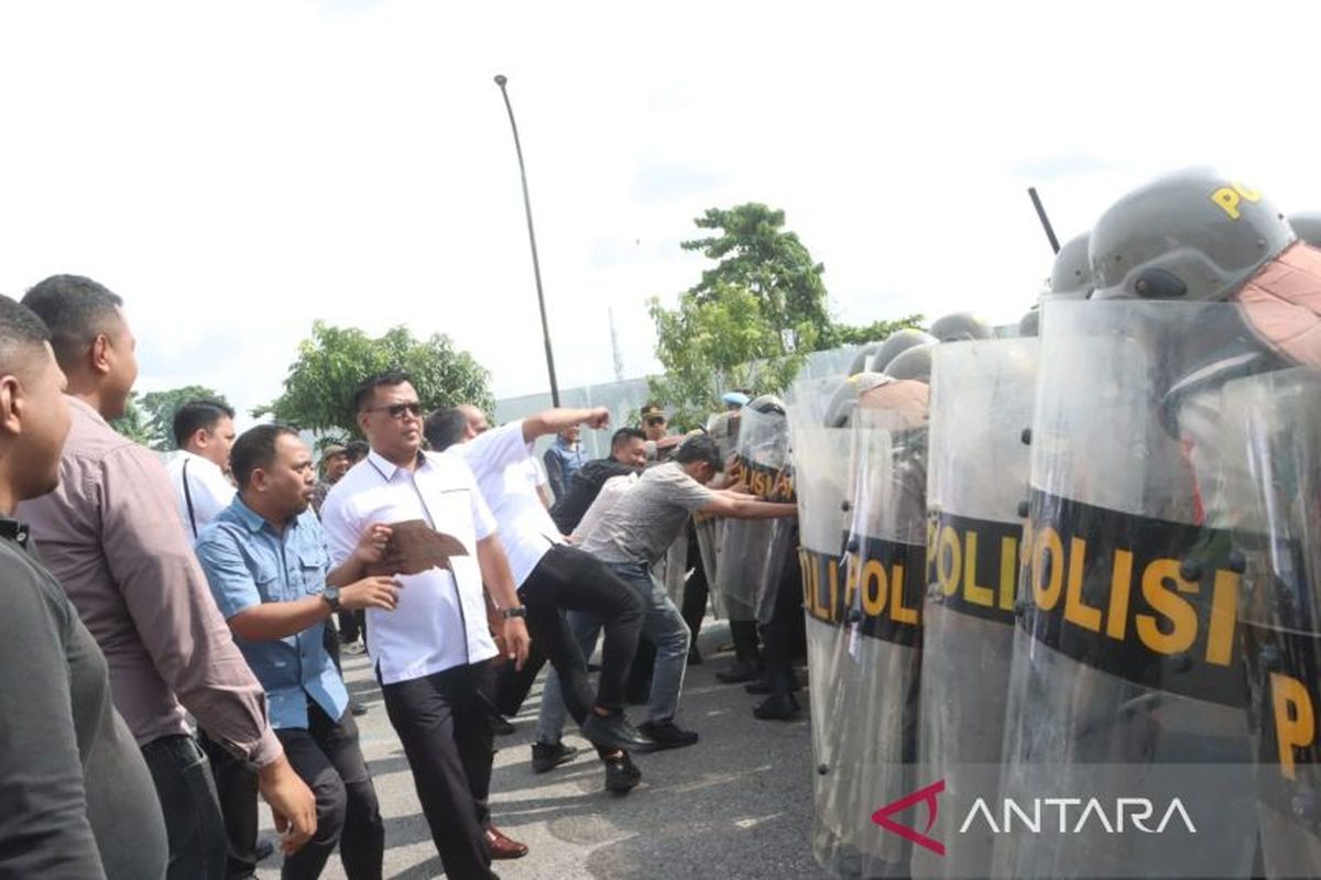 Personel Polresta Kendari saat melakukan simulasi pengamanan unjuk rasa peringatan Hari Buruh 1 Mei 2025, di Kendari, Sulawesi Tenggara, Rabu (30/04/2025). ANTARA/La Ode Muh Deden Saputra