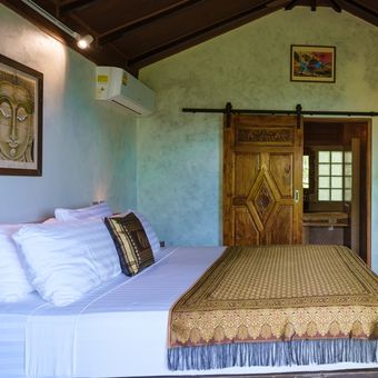 Ilustrasi kamar tidur bergaya villa Bali.