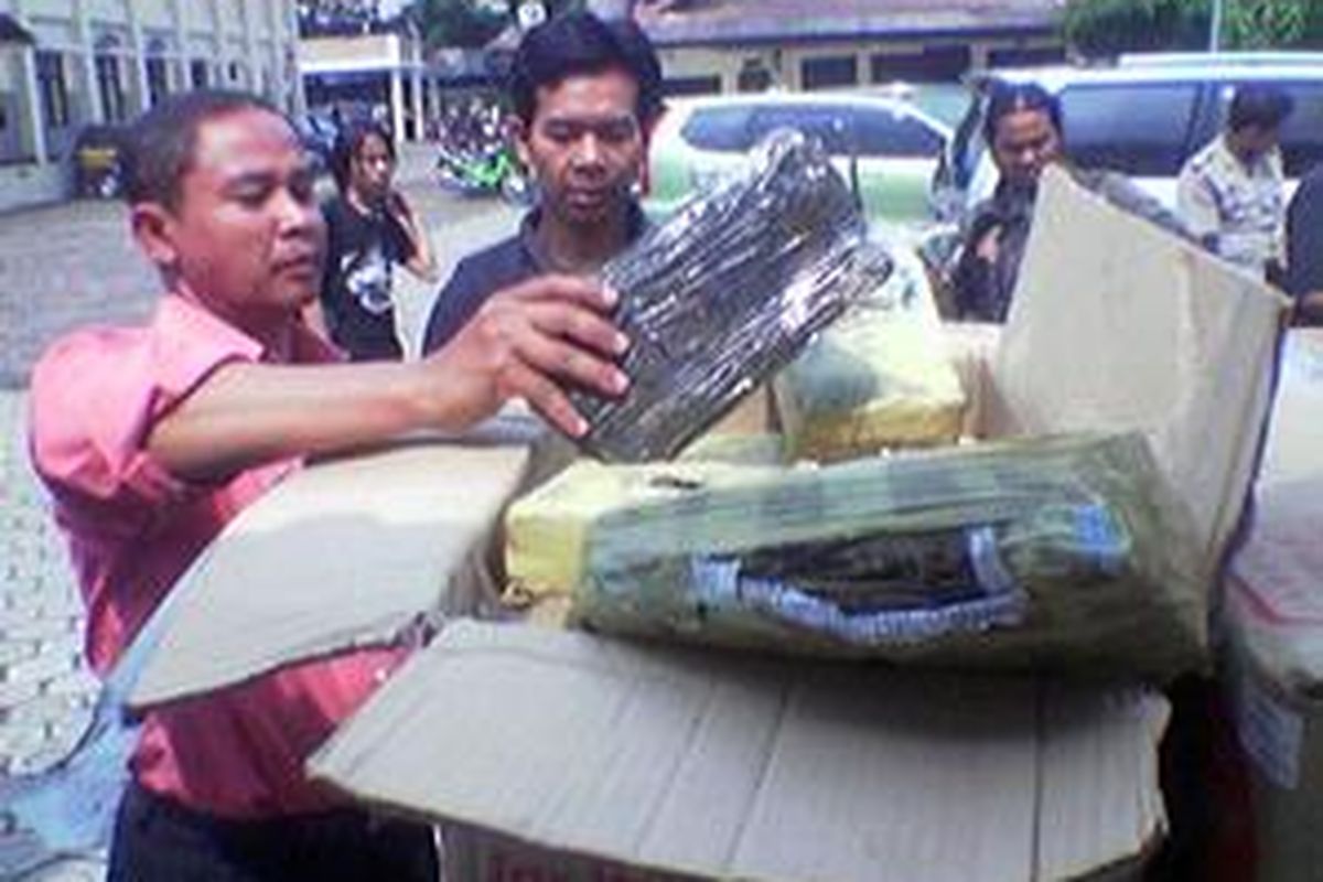 Petugas menumpuk ganja di markas Polresta  Bandung Tangah, Selasa (2/12) 