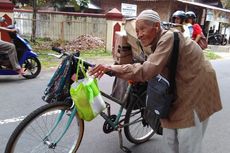 Cerita Mbah Tohari Tetap Keliling Berjualan Sabun pada Usia 104 Tahun