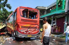 Akibat Rem Blong, Bus Pariwisata Tabrak 3 Rumah, Truk dan 2 Motor di Malang