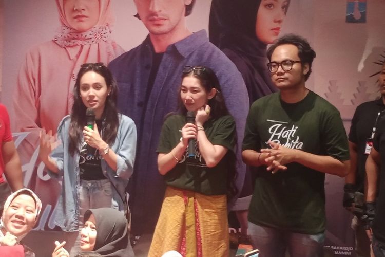 Tiga pemeran film Hati Suhita menyapa para penggemarnya di bioskop Mal Malang Town Square, Kota Malang, Jawa Timur pada Rabu (17/5/2023).
