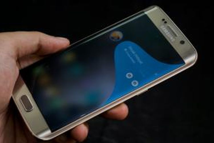 Samsung Galaxy S6 Edge warna gold platinum yang diterima oleh Kompas Tekno 