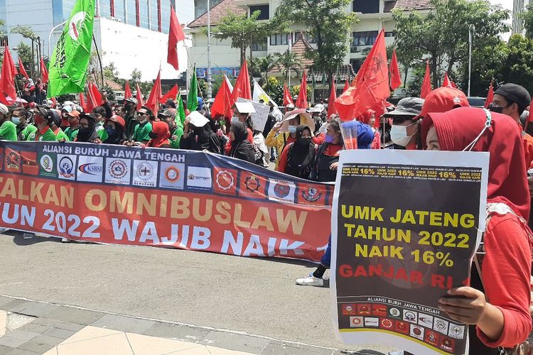 Aksi demo buruh kenaikan UMK 2022 di depan kantor Gubernur Jateng, Selasa (30/11/2021)