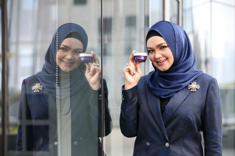 Penyanyi asal Malaysia, Siti Nurhaliza berkunjung ke Kantor Redaksi Kompas.com di Menara Kompas, Jakarta, Jumat (9/8/2019).