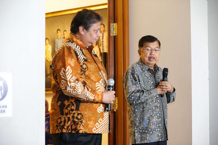 Ketua Umum Partai Golkar Airlangga Hartarto dan Wakil Presiden ke-10 dan 12 Jusuf Kalla memberikan keterangan pers seputar pertemuan di kediaman Jusuf Kalla di Jakarta, Kamis (4/5/2023).