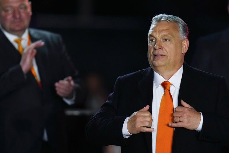 Perdana Menteri Hongaria Viktor Orban mengakui sorak-sorai pendukungnya selama rapat umum malam pemilihan di Budapest, Hongaria, Minggu, 3 April 2022. 
