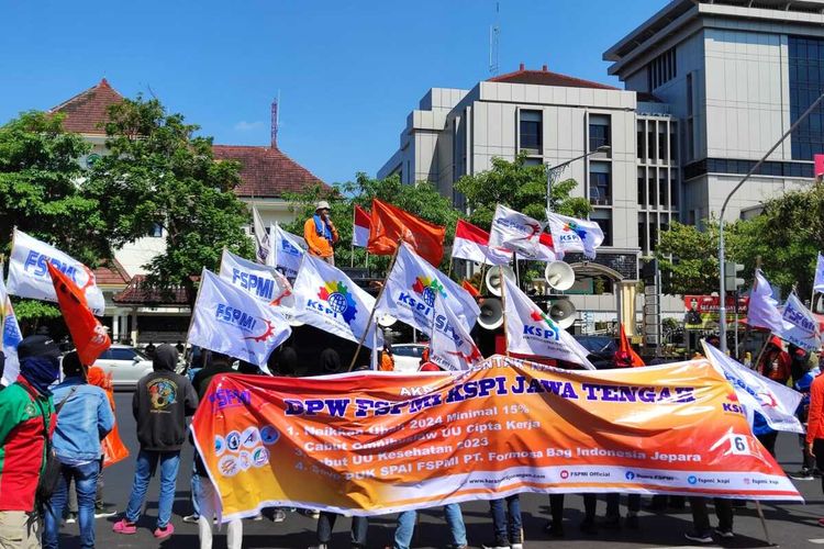 Ratusan buruh Jateng menuntut kenaikan UMK 2024 di depan kantor gubernur, Senin (25/9/2023).