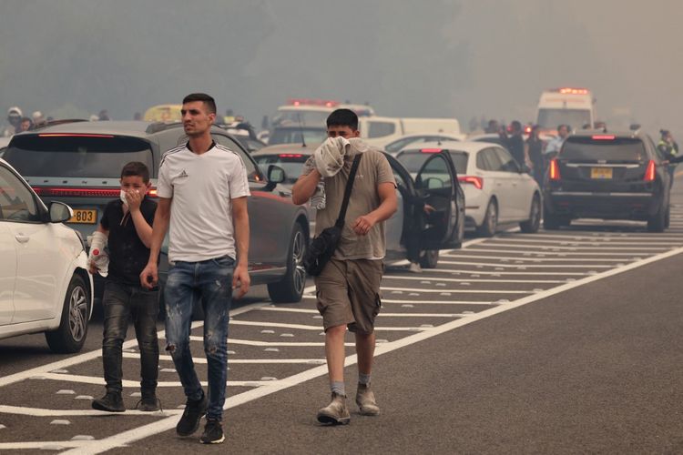 Israel Kebakaran Hebat, Warga Berhamburan Cari Perlindungan