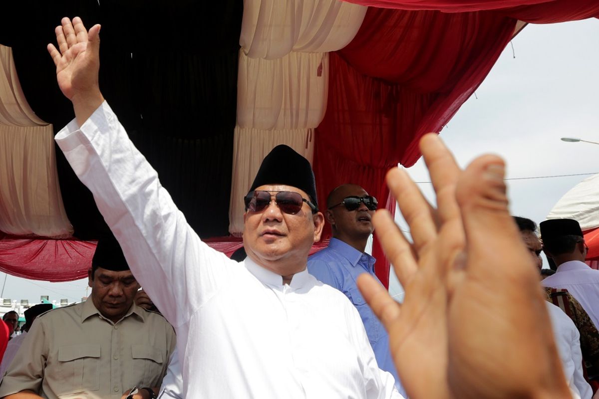 Calon Presiden nomor urut 02 Prabowo Subianto melambaikan tangan kepada warga yang menghadiri peringatan 14 tahun bencana tsunami Aceh di Pelabuhan Pendaratan Ikan, Lampulo, Banda Aceh,  Aceh, Rabu (26/12/2018). Selain menhadiri peringatan 14 tahun bencana tsunami Aceh, Capres Prabowo Subianto juga berziarah dikuburan massal korban gempa dan tsunami Siron serta bertemu dengan relawan pemenangan Pilpres 2019. ANTARA FOTO/Irwansyah Putra/hp.