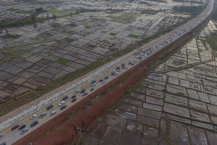 Foto udara kendaraan terjebak kemacetan di jalur tol fungsional Batang-Semarang, Batang, Jawa Tengah, Senin (11/6). Kemacetaan disebabkan adanya antrean kendaraan yang diarahkan keluar dari tol fungsional karena pembangunan Jembatan Kalikuto belum rampung dan dijadwalkan baru akan selesai pada H-2 lebaran. ANTARA FOTO/Muhammad Adimaja/kye/18 