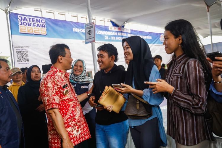 Gubernur Jawa Tengah (Jateng) Ahmad Luthfi menyapa para peserta job fair dalam rangka Hari Jadi ke-80 Provinsi Jateng yang digelar di halaman Kantor Dinas Tenaga Kerja dan Transmigrasi (Disnakertrans) Jateng, Jumat (22/8/2025).