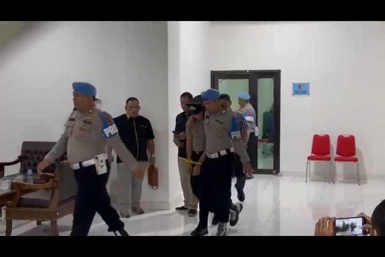 Dua polisi pemerkosa remaja di Jambi digiring petugas setelah dipecat secara tidak hormat, Jumat (6/2/2026).