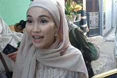 Khawatir Terlambat Shalat Id, Ayu Ting Ting Lari-lari Kecil dari Rumah ke Masjid