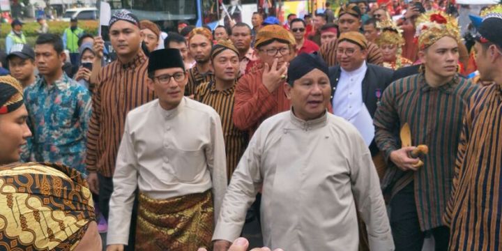 Prabowo Subianto-Sandiaga Uno mengikuti karnaval deklarasi Kampanye Damai di kawasan Monas, Minggu (23/9/2018)
