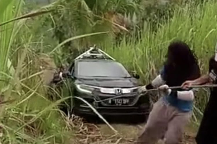 Tangkapan layar sebuah mobil diduga mulik Google Maps tersesat di jalan buntu di area perkebunan tebu di Desa Karangsari, Kecamatan Bantur, Kabupaten Malang, Kamis (12/6/2023)