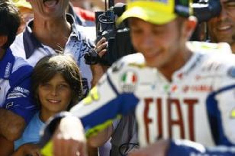 Luca Marini (kiri) bersama Valentino Rossi di GP San Marino, 2009.