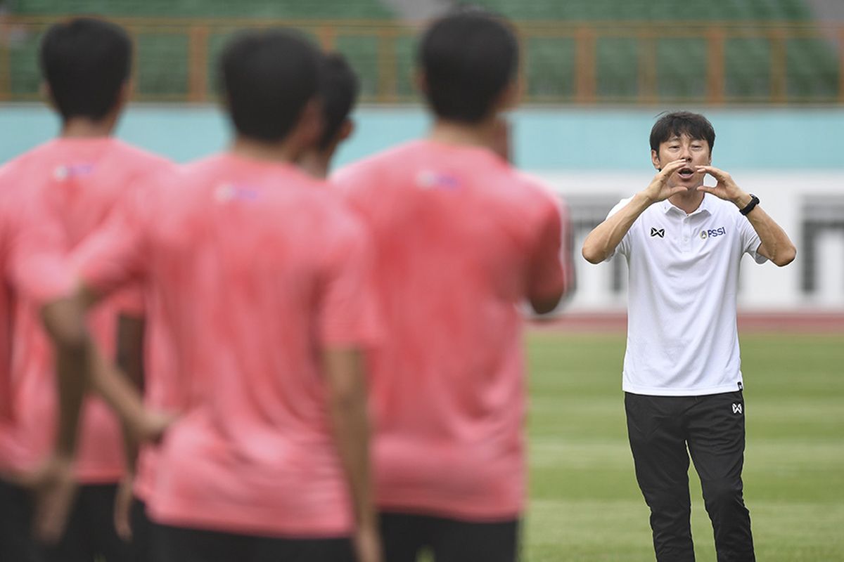 Pelatih Timnas Indonesia Shin Tae-yong memberikan instruksi saat seleksi pemain Timnas Indonesia U-19 di Stadion Wibawa Mukti, Cikarang, Bekasi, Jawa Barat, Senin (13/1/2020). Sebanyak 51 pesepak bola hadir mengikuti seleksi pemain Timnas U-19 yang kemudian akan dipilih 30 nama untuk mengikuti pemusatan latihan di Thailand.