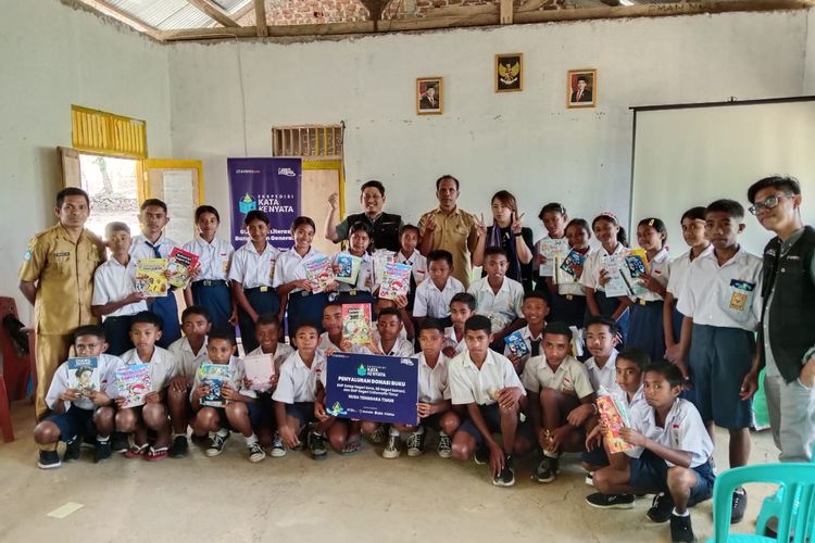 Anak-anak SMP Negeri 2 Miomaffo Timur, bersama guru dan kepala sekolah, berpose bersama tim jagat literasi Kompas.com, Selasa (19/8/2025) 