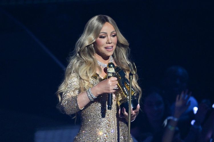 Mariah Carey Tampil Glamor dengan Busana Emas di MTV VMA 2025