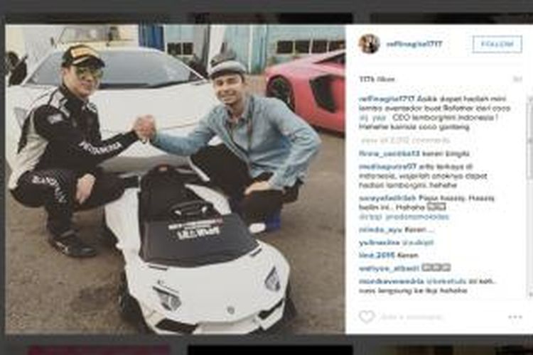Putra pasangan artis peran Raffi Ahmad-Nagita Slavina, Rafathar Malik Ahmad, mendapat hadiah mini Lamborghini Aventador dari CEO Lamborghini Indonesia, Johnson Yaptonaga (kiri).