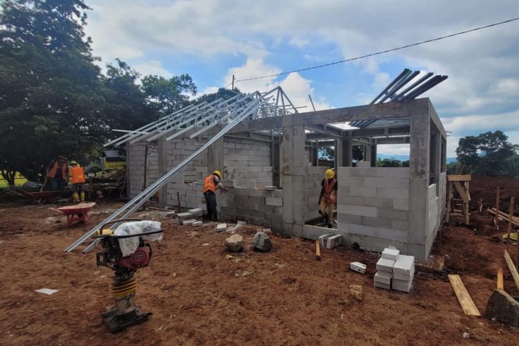 Kementerian PUPR tengah menyiapkan rumah relokasi korban tnrdampak hempa Cianjur. Rumah ini mengadopsi teknologi RISHA.