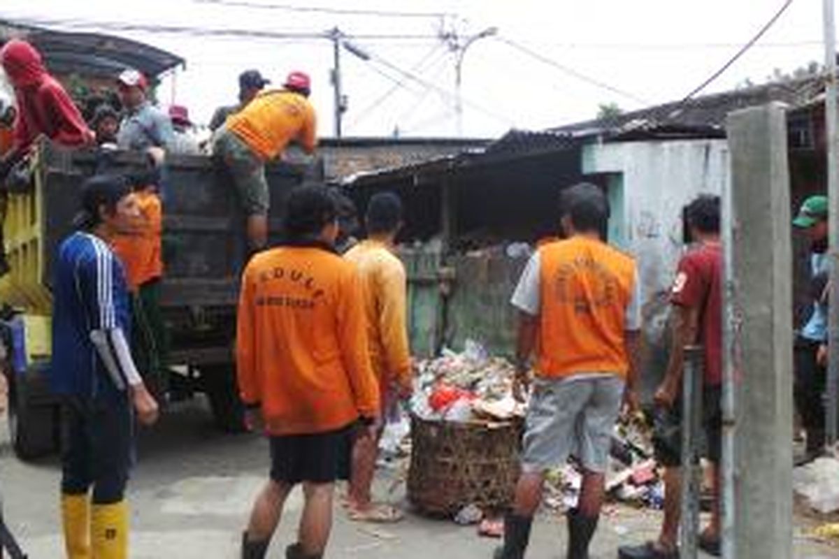 Puluhan petugas dari Dinas Kebersihan membersihkan sampah yang berada di Lokasi Pembuangan Sampah Sementara RT 12 RW 03 Kramatjati, Jakarta Timur. Senin (4/11/2013).