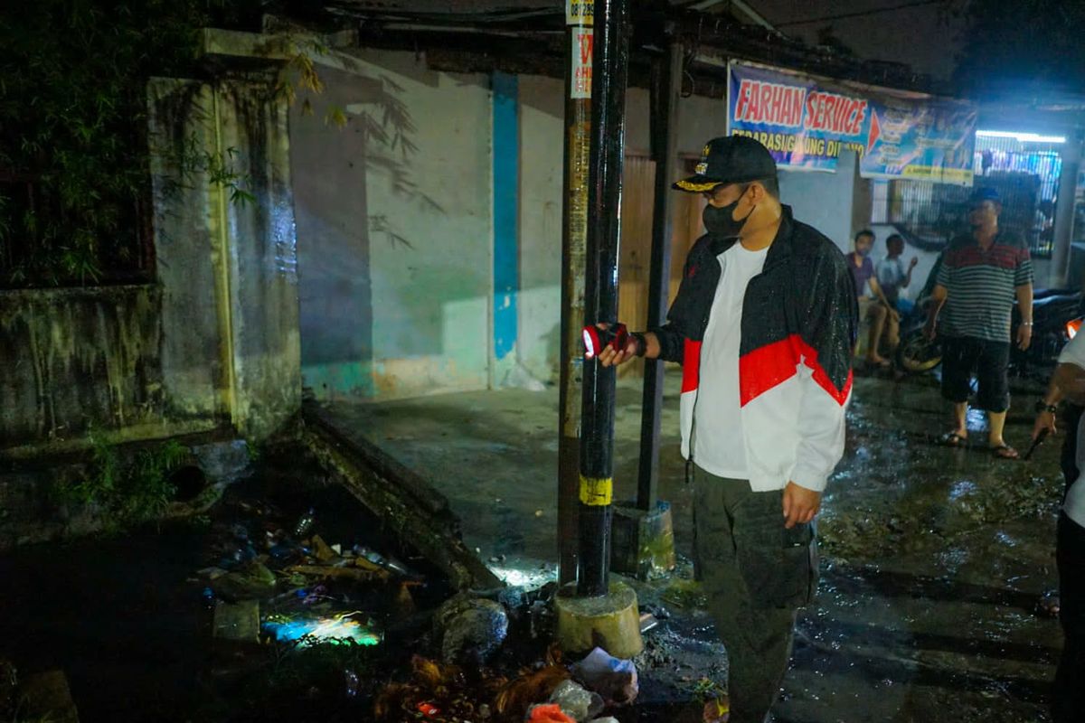 Wali Kota (Walkot) Medan Bobby Nasution saat mengunjungi korban angin puting beliung di Kelurahan Binjai Kecamatan Medan Denai, Sabtu (30/10/2021).

