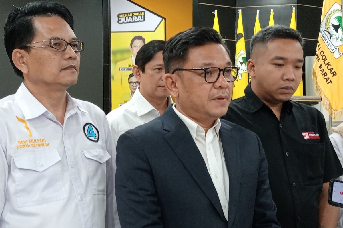 Ketua DPD Partai Golkar Jabar Tubagus Ace Hasan Syadzily saat memberikan pernyataan kepada awak media di Kantor DPD Golkar Jabar, Jalan Maskumambang, Kota Bandung, Sabtu (5/10/2024).