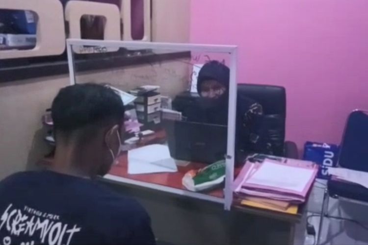 Seorang ayah berinisial SD (41) di Kecamatan Sabbang Selatan, Luwu Utara, sulawesi Selatan, tega menyetubuhi 2 anak kandungnya yang kembar dan seorang teman dari anaknya, SD menjalani pemeriksaan di Unit PPA Polres Luwu Utara, Jumat (17/12/2021)