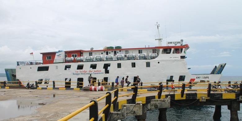 KMP Ile Ape milik PT Angkutan Sungai Danau dan Penyeberangan (ASDP) Fery Cabang Kupang, Nusa Tenggara Timur (NTT) menjadi satu-satunya Ferry yang sandar di dermaga pelabuhan Bolok Kupang, sementara lima Ferry lainnya lego jangkar di Pulau Semau, Jumat (2/1/2015)