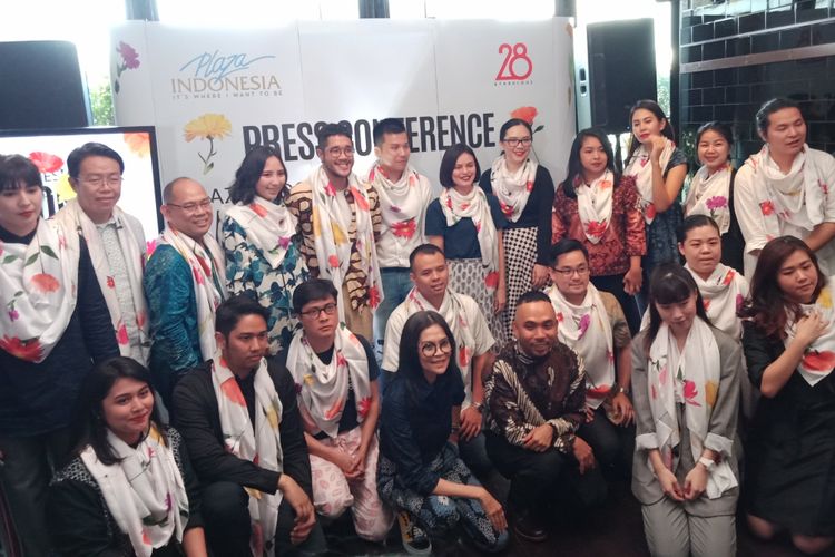 Sejumlah desainer dan pendukung acara Plaza Indonesia Fashion Week (PIFW) Spring Summer 2018 dalam konferensi pers, Senin (19/3/2018).