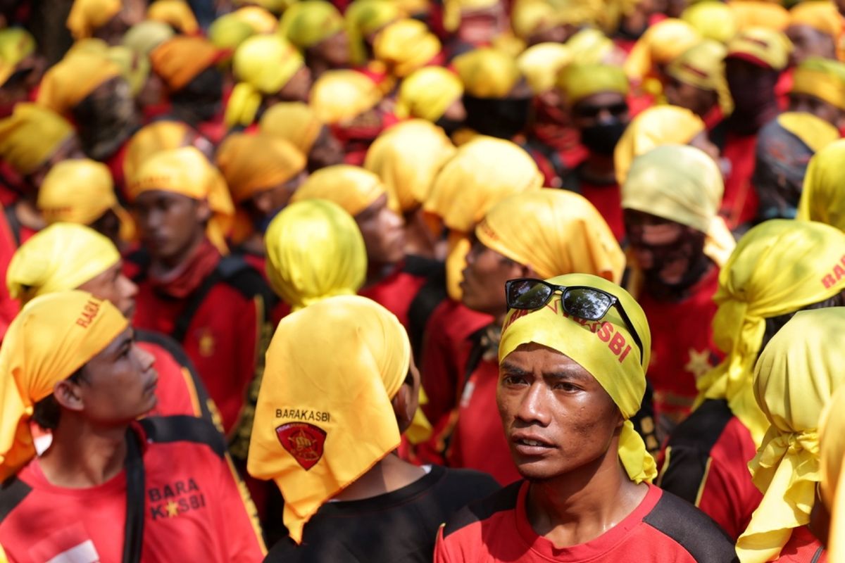 Buruh melakukan unjuk rasa di seputar bundaran Bank Indonesia, Jakarta, memperingati Hari Buruh Sedunia, Senin (1/5/2017). Aksi buruh serentak dilakukan di seluruh wilayah di Indonesia menuntut agar pemerintah menghapuskan sistem outsourcing, magang dan upah layak.