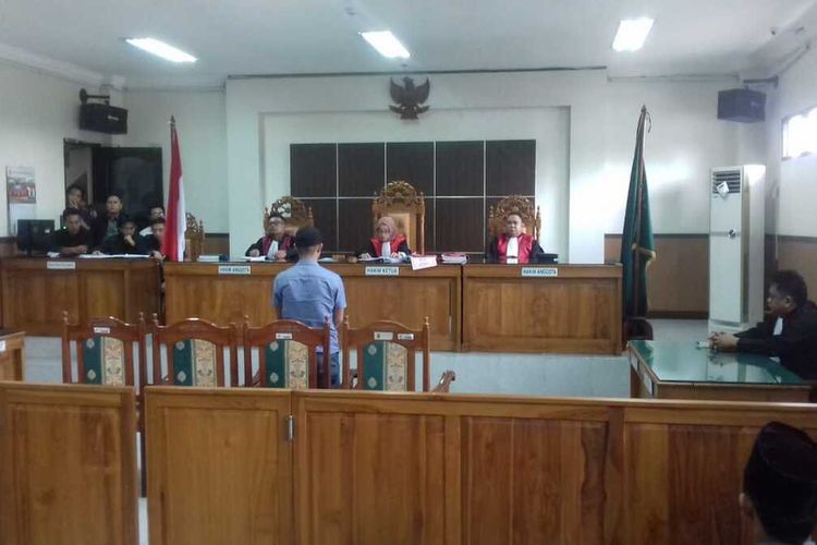 Hendra salah satu terdakwa yang divonis mati dalam sidang di Pengadilan Negeri Kelas II B Sekayu, Kabupaten Musi Banyuasin (Muba), Sumatera Selatan, lantaran kedapatan membawa sebanyak 10kilogram sabu, Rabu (11/12/2019).