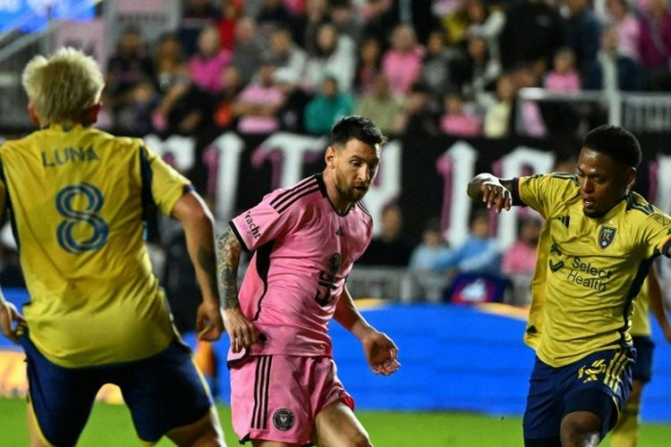 Lionel Messi dikepung dua pemain dalam laga MLS 2024 antara Inter Miami vs Ral Salt Lake di Chase Stadium, 21 Februari 2024. (Photo by CHANDAN KHANNA / AFP)