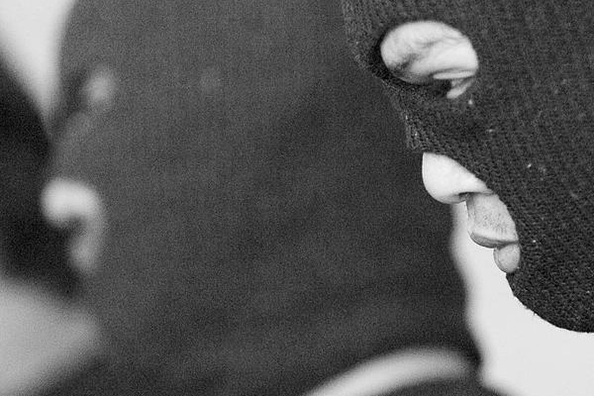 Badan Narkotika Nasional (BNN) Jawa Tengah menggelar kasus peredaran narkotika dengan sejumlah barang bukti dan tersangka di kantor BNN Jateng di Kota Semarang, Rabu (27/2). Peredaran narkotika jenis sabu dan ekstasi ini dikendalikan oleh narapidana LP Kedungpane, Semarang. Kasus itu juga melibatkan tersangka Hen PW, seorang perwira pertama dari  Kepolisian Daerah Jateng.