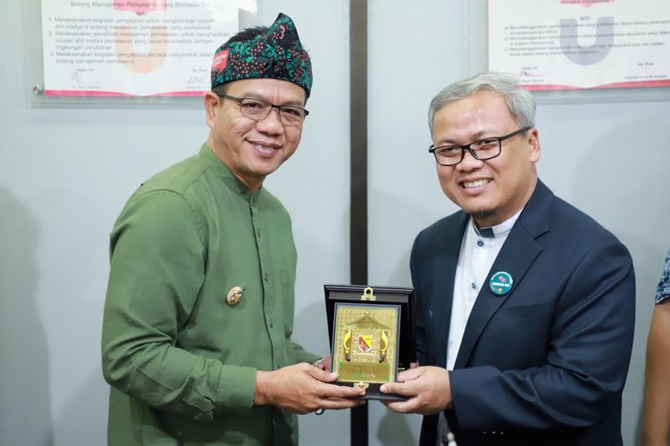 
Bupati Bandung Dadang Supriatna bersama Rektor Universitas Telkom Prof. Dr. Adiwijaya memegang piagam tanda terlaksananya MoA antara Fakultas Ilmu Terapan Universitas Telkom dengan Dinas Pekerjaan Umum dan Tata Ruang (DPUTR) Kabupaten Bandung, di Gedung Selaru, Fakultas Ilmu Terapan Universitas Telkom, Jumat (5/7/2024).