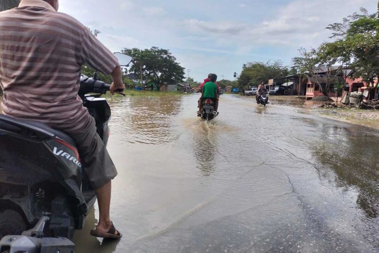 Banjir merendam jalan desa di Desa Rayeuk Kuta, Kecamatan Tanah Luas, Kabupaten Aceh Utara, Jumat (6/10/2023)