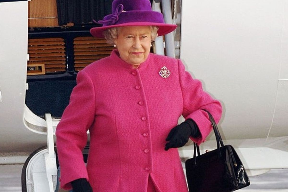 Ratu Elizabeth II selalu membawa tas tangan kemana pun pergi.