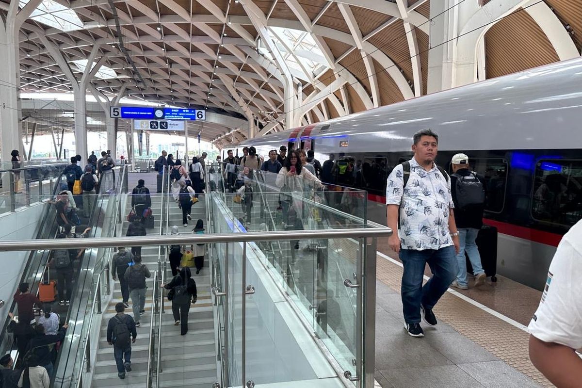 Penumpang yang memadati stasiun untuk naik kereta cepat Whoosh