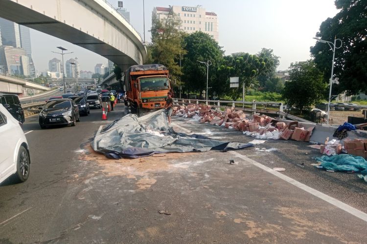 Lalu Lintas Tol Jakarta Pagi Ini: Truk Kecelakaan di Tol Dalam Kota, Sejumlah Ruas Padat