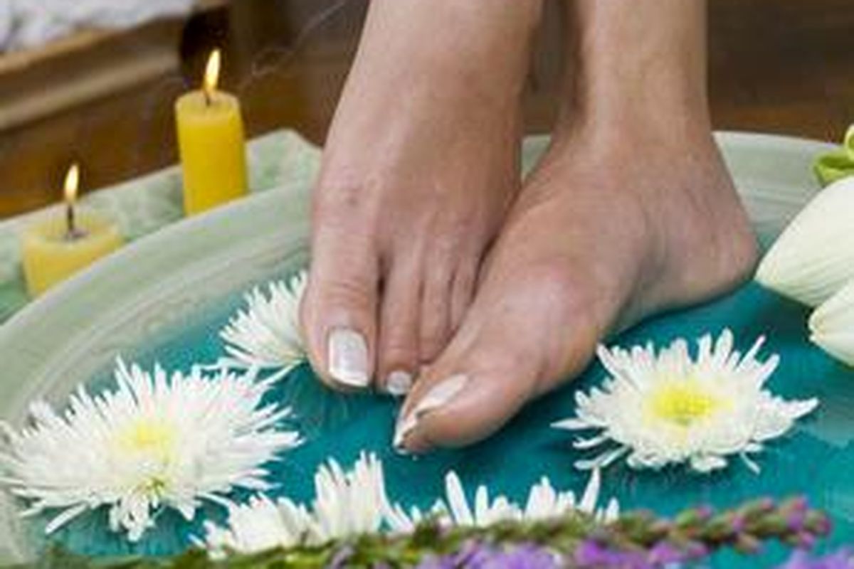 Merendam kaki adalah salah satu proses penting saat melakukan pedikur.