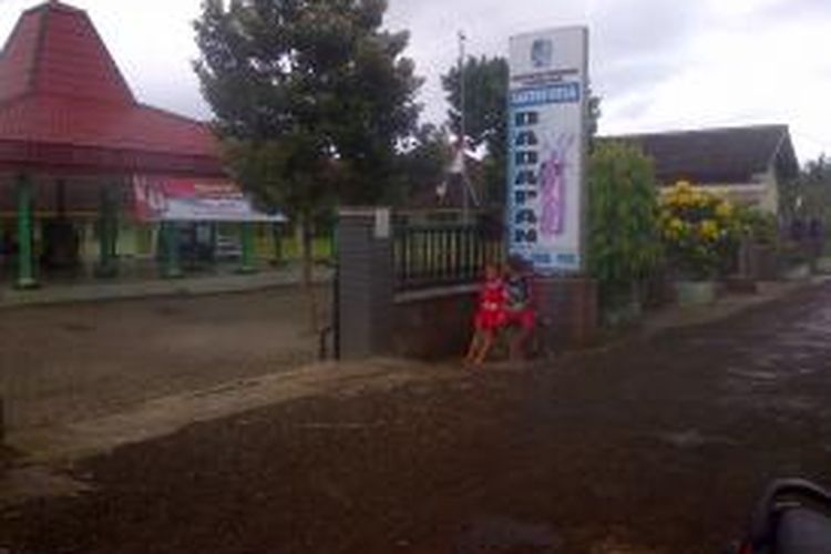 Jalan yang berada di depan Desa Dadapan Kecamatan Kabat di beri nama 